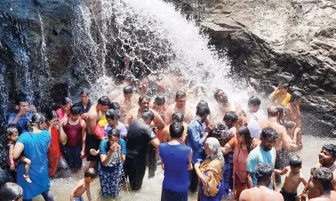 கும்பக்கரை அருவியில் காத்திருந்து குளியல் போடும் சுற்றுலா பயணிகள்.