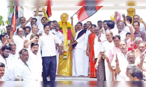 மாவட்ட செயலாளர் நாகராஜ் தலைமையில் கட்சி நிர்வாகிகள் அண்ணா,பெரியார் சிலைகளுக்கு மாலை அணிவித்த போது எடுத்த படம்.
