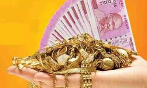 போலீஸ் என ஏமாற்றி ரியல் எஸ்டேட் அதிபரை கடத்தி 10 நாட்கள் சிறை வைத்து 30 பவுன் நகைகள் பறித்து சென்ற கும்பல்