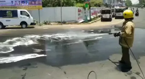 சாலையில் விழுந்து பெரும் சத்தத்துடன் வெடித்த ஆசிட் குடுவை