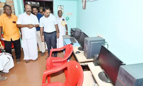கல்லல் ஊராட்சி ஒன்றிய தொடக்கப்பள்ளியில் உள்ள புதிய கணினி அறையை அமைச்சர் பெரியகருப்பன் பார்வையிட்டார். அருகில் கலெக்டர் மதுசூதன்ரெட்டி, மாவட்ட முதன்மை கல்வி அலுவலர் சுவாமிநாதன், பஞ்சாயத்து தலைவர் நாச்சியப்பன் உள்ளனர்.