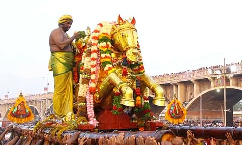 சித்திரை திருவிழா: வைகை ஆற்றில் முன்னேற்பாடு பணிகள் தீவிரம்