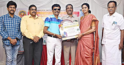 டாக்டர் உஷாகிம்முக்கு அட்சய சேவா ரத்னா விருதை எழுத்தாளர் லேனா தமிழ்வாணன் வழங்கினார். அருகில் சூரஜ் சுந்தர சங்கர், ரோட்டரி முன்னாள் ஆளுநர் சண்முகசுந்தரம், அட்சய பாத்திரம் டிரஸ்ட் நிறுவனர் நெல்லை பாலு, ஆடிட்டர் சேது மாதவா உள்ளனர்.