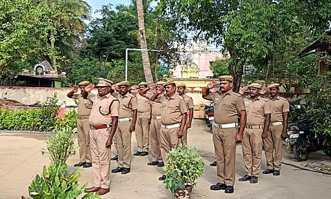 தீயணைப்பு வீரர்களுக்கு மலர்வளையம் வைத்து அஞ்சலி.