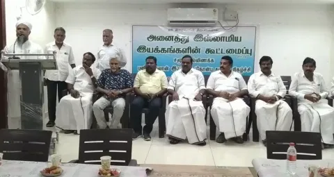 சமூக நல்லிணக்க இப்தார் நோன்பு திறக்கும் நிகழ்ச்சியில் கலந்து கொண்டவர்கள்.