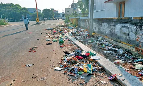 சாலையில் கொட்டப்பட்டு கிடக்கும் குப்பைகள்.