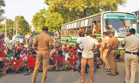 தூய்மை பணியாளர்கள் சாலை மறியல் போராட்டத்தில் ஈடுபட்ட போது எடுத்த படம்.