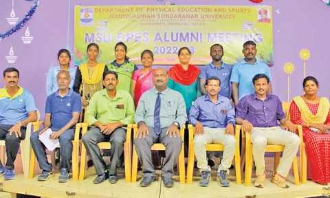 சந்திப்பு கூட்டத்தில் பங்கேற்ற முன்னாள் மாணவர்கள்.