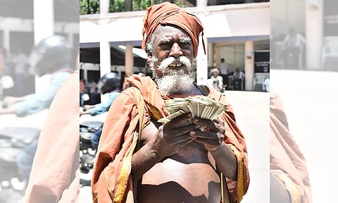 முதல்-அமைச்சர் பொது நிவாரண நிதிக்கு  யாசகம் எடுத்து சேர்த்த ரூ.10 ஆயிரத்தை வழங்கிய முதியவர்