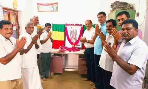 சுதந்திர போராட்ட தியாகி   தீரன் சின்னமலையின் உருவப்படத்திற்கு மாலை அணிவித்து மலர்தூவி மரியாதை செலுத்தப்பட்ட காட்சி.