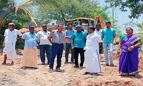பேரூராட்சி மன்ற தலைவர் அஞ்சுகம் கணேசன் பார்வையிட்டு ஆய்வு செய்தார்.