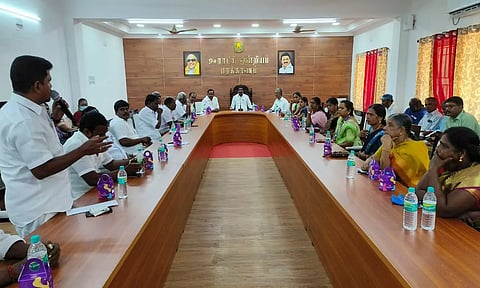 மரக்காணம் ஒன்றிய கவுன்சிலர் கூட்டம் சேர்மன் தயாளன் தலைமையில் நடைபெற்றது.