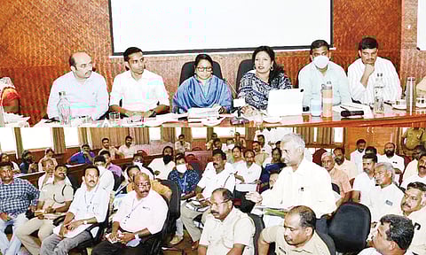 ஆலோசனை கூட்டத்தில் கலந்து கொண்டவர்களை படத்தில் காணலாம்.