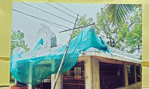 காளியம்மன் கோவில் மீது தாழ்ந்து செல்லும் மின்கம்பிகள்.