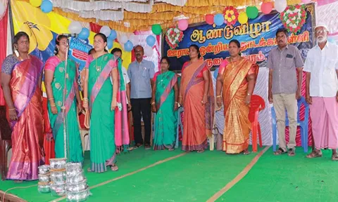தொடக்கப்பள்ளியில் ஆண்டு விழா நடந்தபோது எடுத்த படம்.