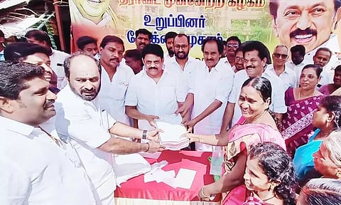 தி.மு.க.வில் இணைந்த சாலையோர வியாபாரிகள்