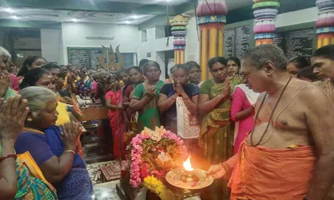 புற்றுக்கோவிலில் சோமவார பிரதோஷ விழா சிறப்பு பூஜை நடைபெற்றபோது எடுத்த படம்.