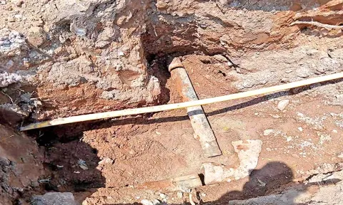 உடைப்பு ஏற்பட்டுள்ள குழாய்.