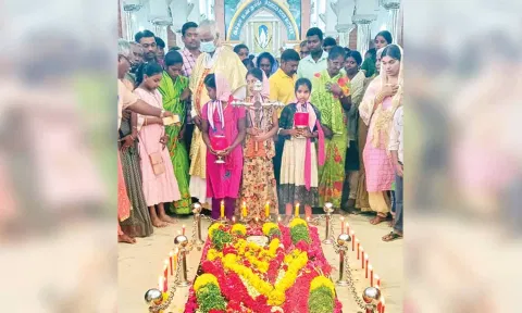 லூர்து சேவியர் அடிகளார் கல்லறை புனிதம் செய்து வழிபாடு நடைபெற்றது.