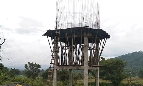 தோலம்பாளையத்தில் 2 ஆண்டுகள் ஆகியும் நிறைவடையாத மேல்நிலை நீர்த்தேக்க தொட்டி அமைக்கும் பணி