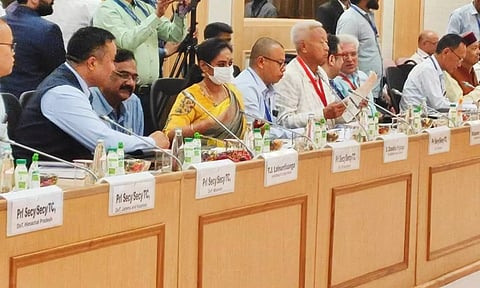 டெல்லியில் நடந்த சாலை போக்குவரத்து கூட்டத்தில் புதுவை அமைச்சர் சந்திரபிரியங்கா பங்கேற்ற காட்சி.