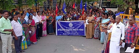 சத்துணவு ஊழியர்கள் மெழுகுவர்த்தி ஏந்தி ஆர்ப்பாட்டத்தில் ஈடுபட்ட  காட்சி.