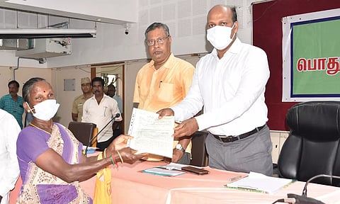 மாற்றதிறனாளி பயனாளிக்கு இலவச மனை பட்டா ஆணையினை மாவட்ட கலெக்டர் பாலசுப்ரமணியம் வழங்கினார்.