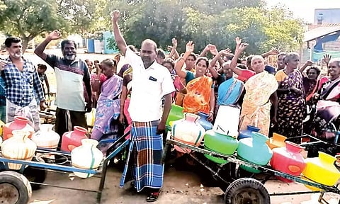 சாயல்குடி அருகே குடிநீர் கேட்டு கிராம மக்கள் காலி குடங்களுடன் சாலை மறியல்