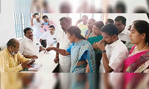 கமிஷனர் அப்துல்ஹாரிஸை கவுன்சிலர்கள் முற்றுகையிட்டு, வாக்குவாதத்தில் ஈடுபட்டபோது எடுத்த படம்.