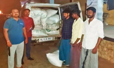 பறிமுதல் செய்யப்பட்ட ரேசன் அரிசி மூடைகள்.