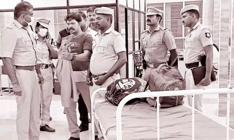 அரசு ஆஸ்பத்திரியில் புகுந்து விசாரணை கைதிகள் மீது கொலை வெறி தாக்குதல் நடத்திய 7 பேர் கும்பலுக்கு வலைவீச்சு
