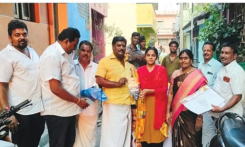 திருக்கோவிலூரில் நகர திமுக செயலாளர் கோபி தலைமையில் உறுப்பினர் சேர்க்கை நிகழ்ச்சி நடைபெற்ற போது எடுத்த படம். அருகில் நகர மன்ற துணைத் தலைவர் உமாமகேஸ்வரிகுணா, நகர அவை தலைவர் குணா மற்றும் நிர்வாகிகள் உள்ளனர்.