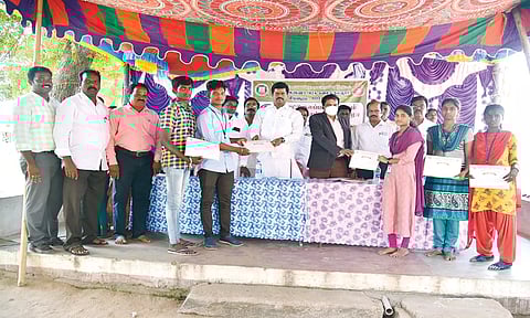 நாட்டு நலப்பணித் திட்டச் சிறப்பு முகாம் நிறைவு விழாவில் லட்சுமணன் எம்.எல்.ஏ., மாணவர்களுக்கு சான்றிதழ்களை வழங்கினார்.