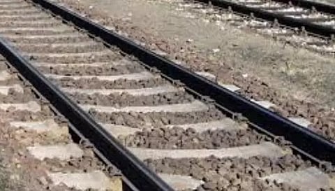 குரோம்பேட்டையில் மின்சார ரெயில் மோதி வாலிபர் பலி