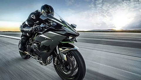 சென்னையில் நள்ளிரவில் பைக் ரேஸ்: 33 மோட்டார் சைக்கிள்கள் பறிமுதல்