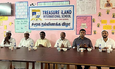 இப்தார்  நிகழ்ச்சியில் பங்கேற்றவர்களை படத்தில் காணலாம்.
