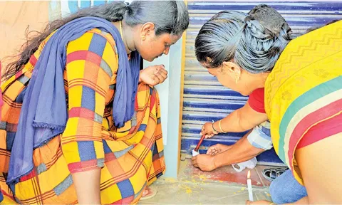 சுரண்டை அருகே  மருந்தகத்திற்கு அரசு அதிகாரிகள்   சீல் வைத்த போது எடுத்த படம்.