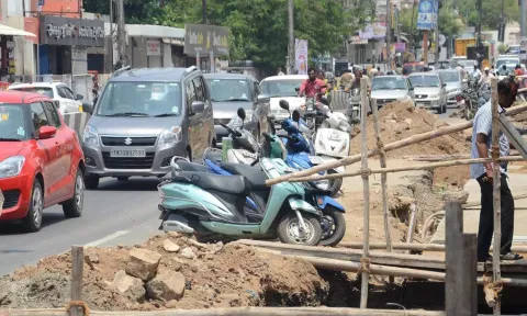 ஈ.வி.என். ரோட்டில் நடைபெற்று வரும் திட்ட பணிகளால் போக்குவரத்து நெரிசல் ஏற்பட்டு வாகனங்கள் நீண்ட வரிசையில் ஊர்ந்து செல்லும் காட்சி.