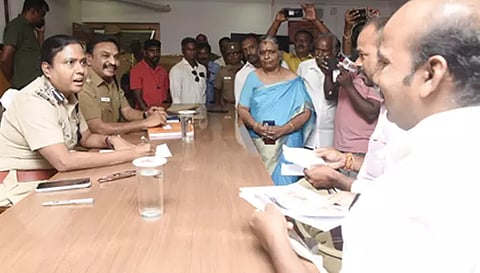 நெத்திமேடு போலீஸ் எஸ்.பி. அலுவலகத்தில் நடந்த குறைதீர்க்கும் முகாமில், டி.ஐ.ஜி ராஜேஸ்வரி பொதுமக்களிடம் குறைகளை கேட்டார்.&nbsp;