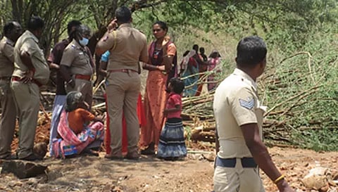 ஆராயி குடும்பத்துடன் போலீசார் பேச்சுவார்த்தை நடத்திய காட்சி.&nbsp;