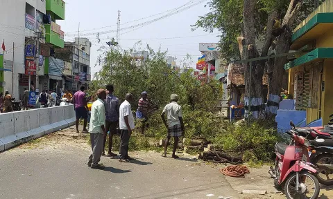 பவானி-அந்தியூர் ரோட்டில் ஆக்கிரப்புகள் அகற்றிய போது எடுத்த படம்.
