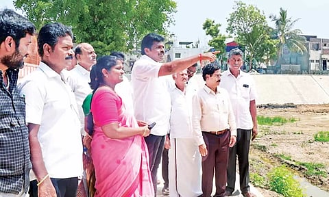 கருணாசாமி கோவில் குளம் புனரமைக்கப்பட்டு வருவதை மேயர் சண்.ராமநாதன் பார்வையிட்டு ஆய்வு செய்தார்.