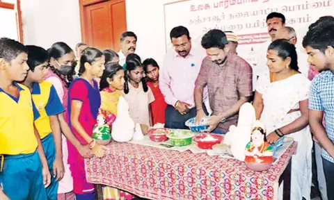 தஞ்சாவூர் தலையாட்டி பொம்மை செய்முறை பயிற்சி முகாமை கலெக்டர் தினேஷ் பொன்ராஜ் ஆலிவர் தொடங்கிவைத்து பார்வையிட்டார்.