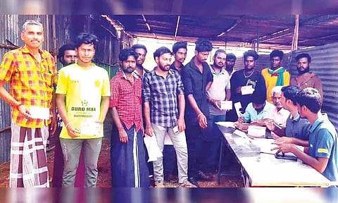 மாடுபிடி வீரர்கள் பெயரை பதிவு செய்த போது எடுத்த படம்.
