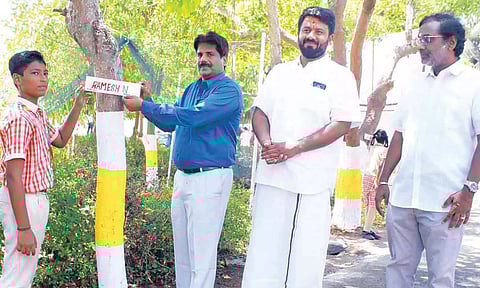 மரத்துக்கு பெயர்சூட்டும் விழா மற்றும் கைவினை கண்காட்சி நடைபெற்ற காட்சி.&nbsp;