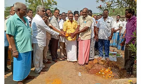 அங்காளன் எம்.எல்.ஏ.கலந்துகொண்டு பூமி பூஜை செய்து பணியினை தொடங்கி வைத்த காட்சி.