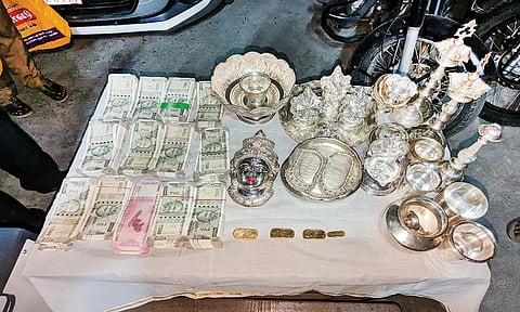 கைப்பற்றப்பட்ட வெள்ளிபொருட்கள்.