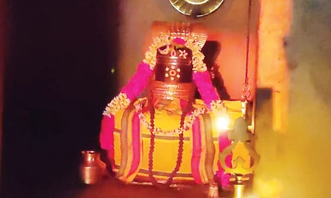 காரைக்குறிச்சி பசுபதீஸ்வரர் கோவிலில் சிவலிங்கத்தின் மீது விழுந்த சூரிய ஒளி