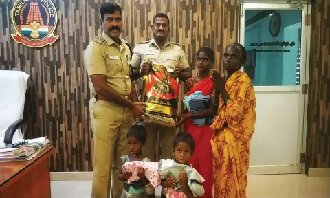 புகார் அளிக்க வந்த ஏழைக் குடும்பத்திற்கு அரிசி, மளிகை மற்றும் புதிய ஆடைகளை விருத்தாசலம் போலீஸ் துணை சூப்பிரண்டு ஆரோக்கியராஜ் வழங்கிய போது எடுத்தபடம்