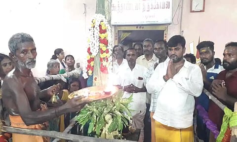 கொடியேற்றத்துடன் தொடங்கிய கூத்தாண்டவர் கோவில் சித்திரை திருவிழாவில் பக்தர்கள் தரிசனம் செய்தனர்.